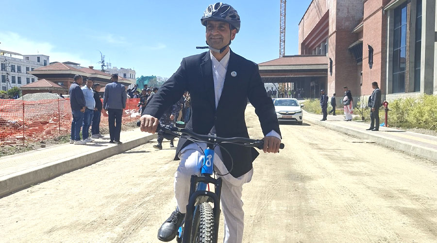 साइकल चढेर संसद भवन पुगे रास्वपा सांसद आशिष गजुरेल