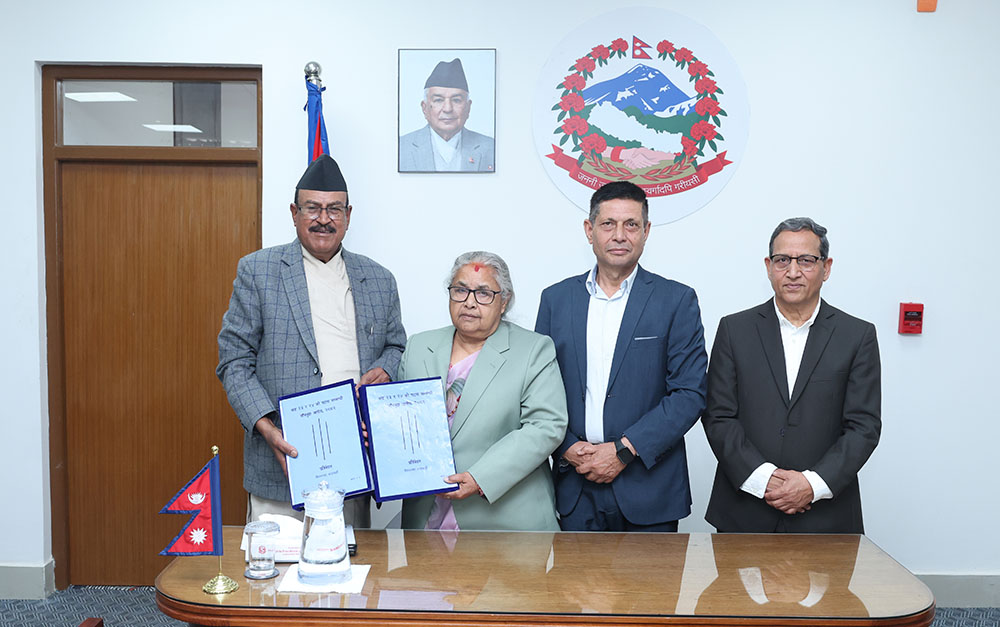 जाँचबुझ आयोगले प्रधानमन्त्री कार्कीलाई बुझायो प्रतिवेदन