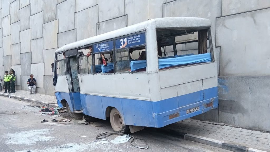 ग्वार्को बस दुर्घटनामा एक जनाको मृत्यु, १९  जना घाइते