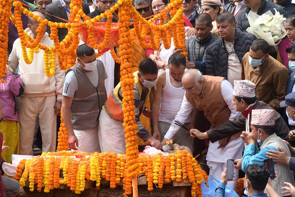 ओलीका बुबा मोहनप्रसादको पशुपति आर्यघाटमा अन्त्येष्टि