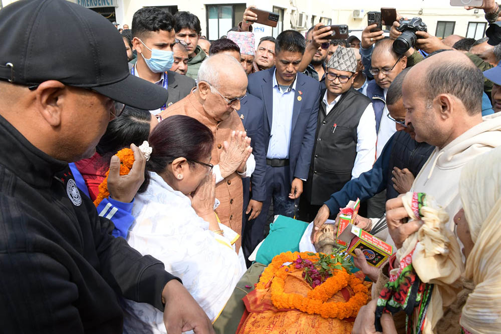 अध्यक्ष ओलीका बुवा प्रति श्रद्धाञ्जली अर्पण गर्नेहरुको अस्पतालमा भिड