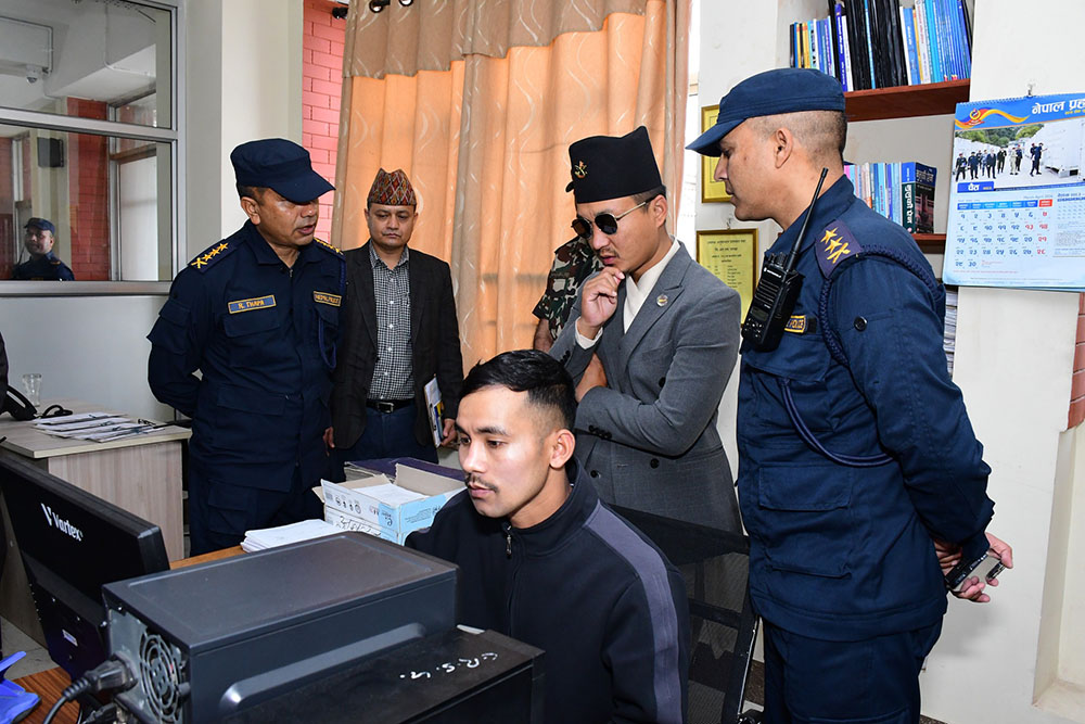 प्रहरी परिसर काठमाडौंको अवलोकनमा गृहमन्त्री गुरुङ