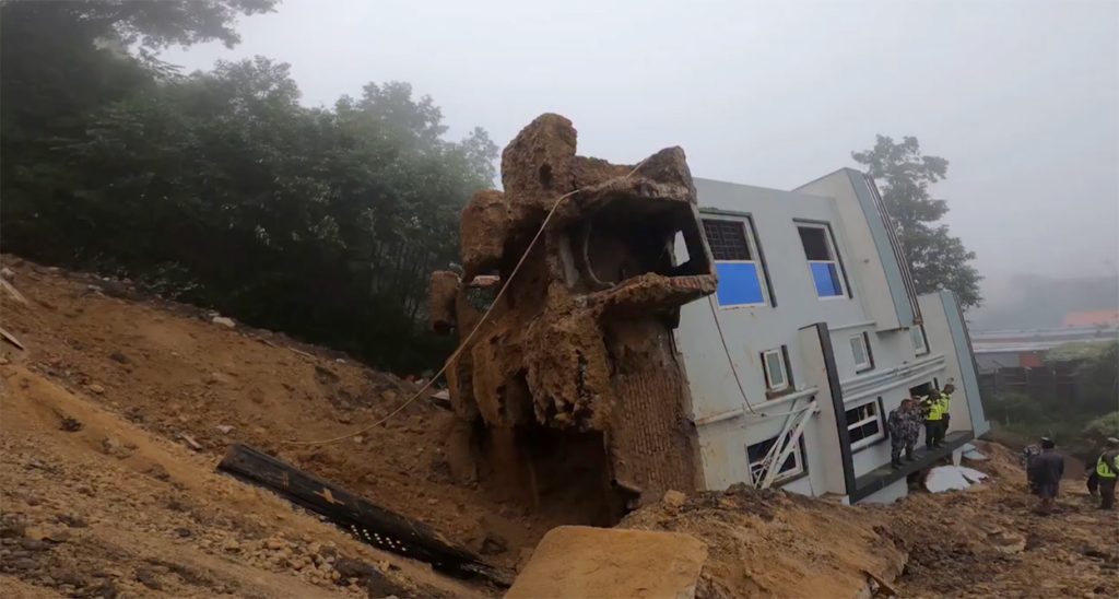 ललितपुरमा साढे दुई तले घर ढल्यो