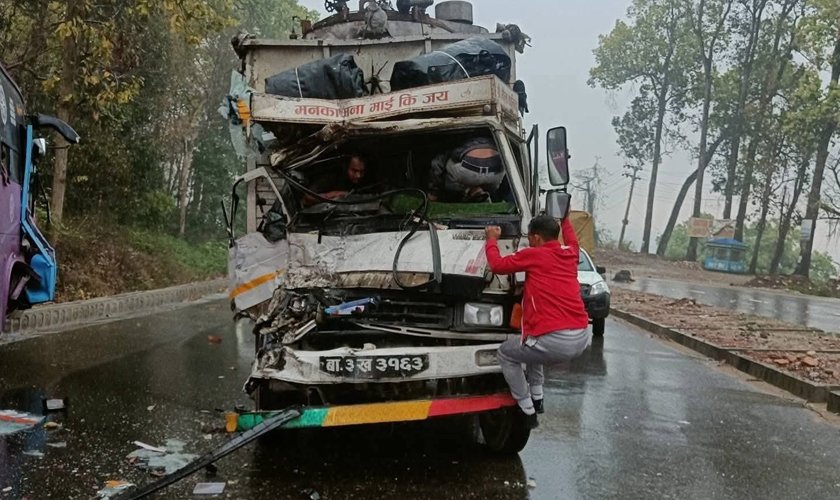 तीनवटा सवारीसाधन  एकापसमा ठोक्किँदा १२ जना घाइते
