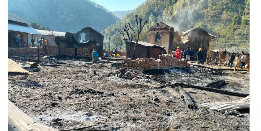 प्युठानको छेडाघाटको आगलागी ७ घण्टापछि नियन्त्रणमा, १३ जनाको घरगोठ जले