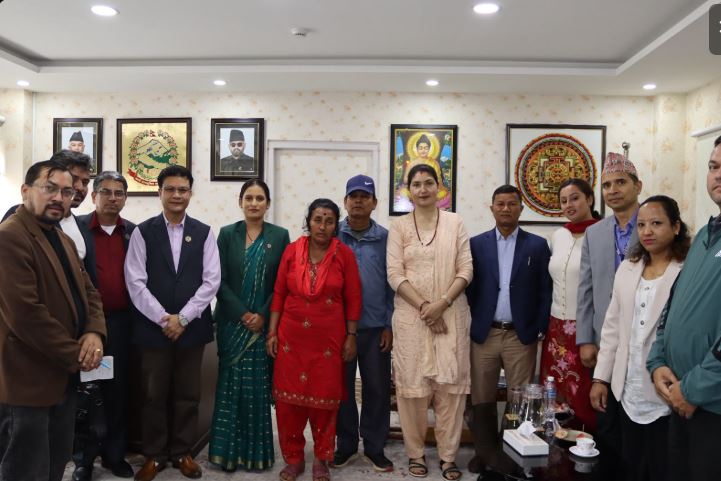 अजित मिजारका परिवारसँग मन्त्री सिता बादीको भेट, न्यायप्राप्तिका सरोकारबारे छलफल