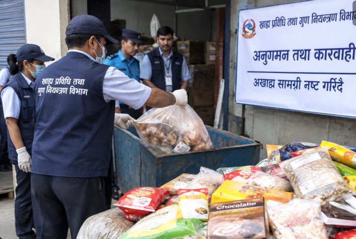 काठमाडौंका चार खाद्य उद्योगमाथि कारबाही, ४ लाखभन्दा बढीका अखाद्य सामग्री नष्ट
