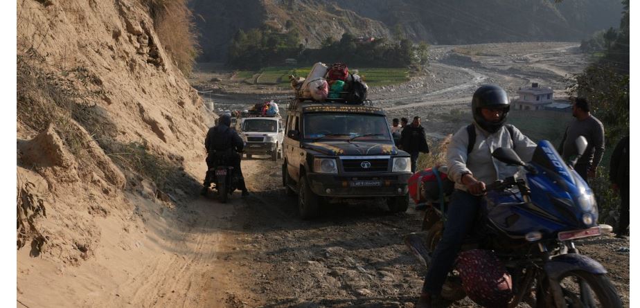 बेमौसमी वर्षाले ‘डाइभर्सन’  बगाएपछि बीपी राजमार्ग अवरुद्ध