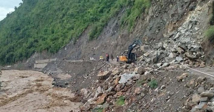 पहिरो र लेदोले बीपी राजमार्ग अवरुद्ध, यातायातका साधन बीच बाटोमै रोकिए