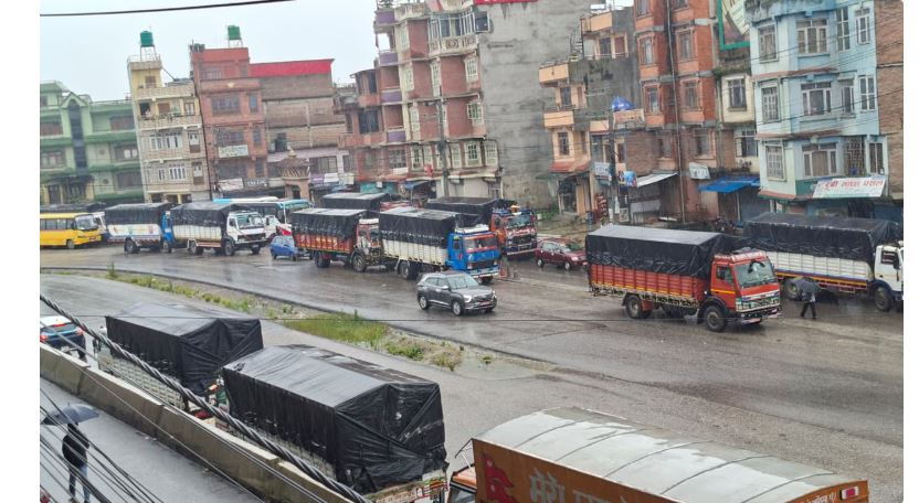 बाढी र पहिरोका कारण बीपी राजमार्ग अवरुद्ध, सवारीसाधन धुलिखेलमा ‘होल्ड’