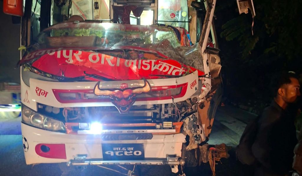 बसले रोकिराखेको ट्रकलाई ठक्कर दिँदा ८ जना घाइते