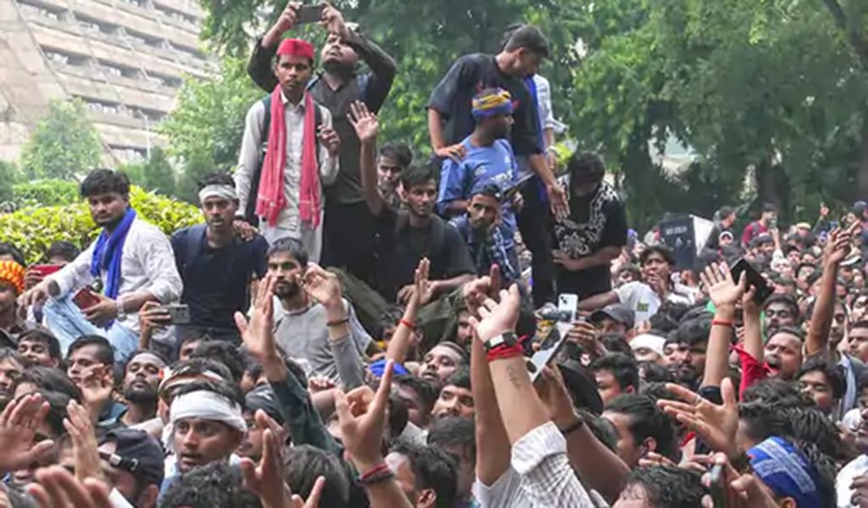 दिल्लीमा कक्रोच जनता पार्टीको प्रदर्शन, संसद्‌तर्फ बढे प्रदर्शनकारी