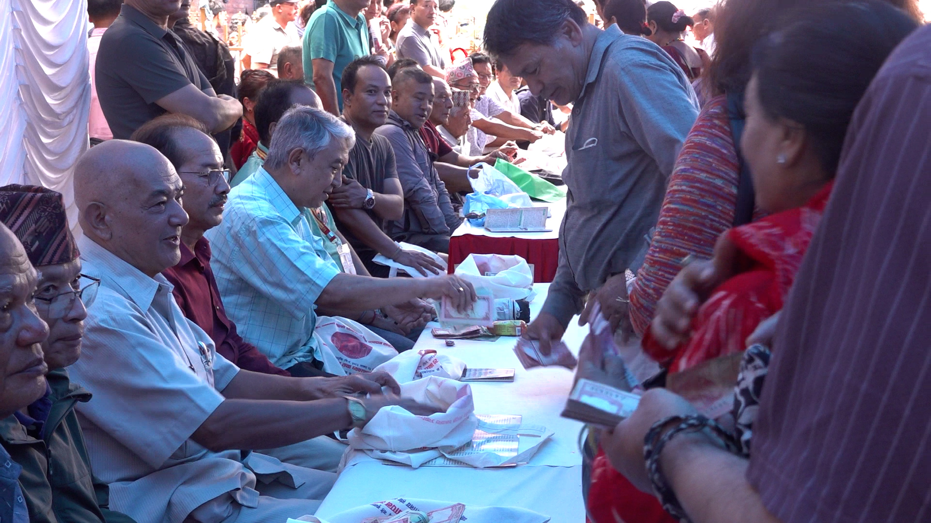 गुरु पूर्णिमाका अवसरमा महाबुद्ध महाविहारमा ८५ स्थविरलाई पञ्चदान, दीपंकर तथागत बुद्धको शोभायात्रा