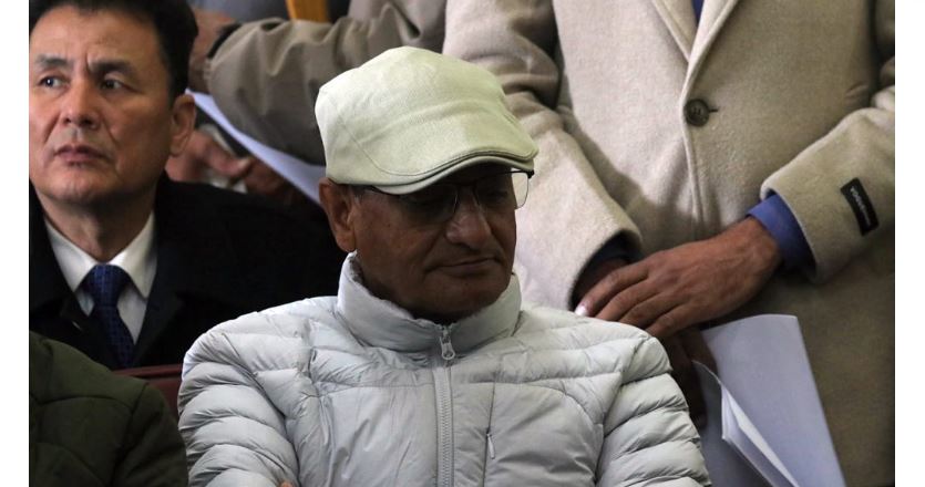 रमेश लेखकलाई काठमाडौं प्रहरी परिसरमा ल्याइँदै