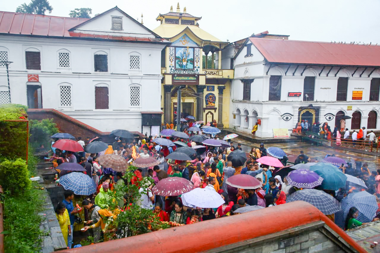 साउनको तेस्रो सोमबार,  पशुपतिनाथमा भक्तजनको घुइँचो