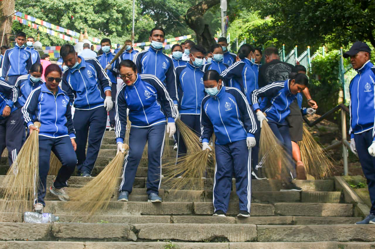 वार्षिकोत्सवको अवसरमा महानगर प्रहरीद्वारा स्वयम्भूनाथमा विशेष सरसफाइ