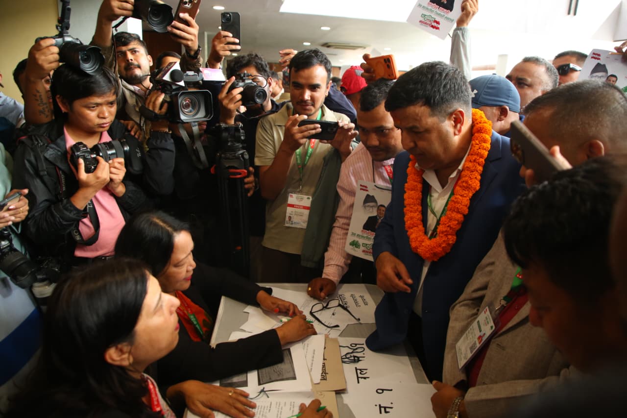 डा.सुनिल शर्माद्वारा कांग्रेस महामन्त्रीमा उम्मेदवारी दर्ता