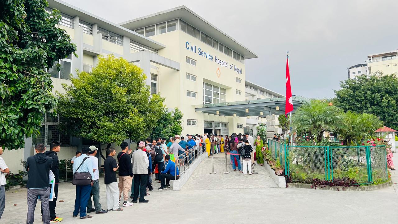सिभिल अस्पतालमा बिहानैदेखि बिरामीको लामो लाइन