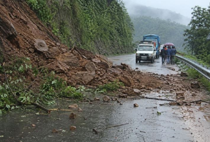 वर्षासँगै देशभरका सडकमा पहिरो र बाढीको जोखिम, विभिन्न राजमार्ग अवरुद्ध