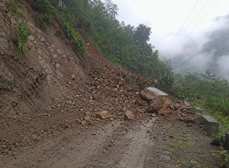 देशका तीन राजमार्ग अझै पूर्ण अवरुद्ध, बीपी र कान्तिलोकपथमा राति सवारी सञ्चालनमा रोक