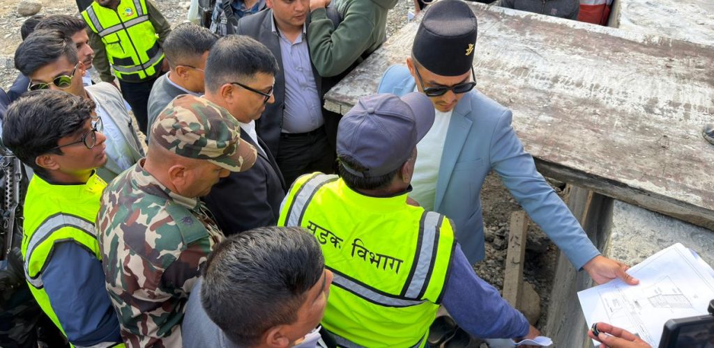 गृहमन्त्री सुधन गुरुङ बीपी राजमार्ग अन्तर्गत रोशी खोलाको स्थलगत निरीक्षणमा