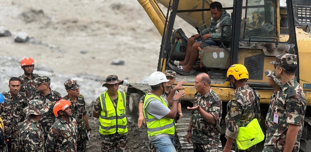 टनेलमा फसेकाको उद्धार अनुगमनमा प्रधानसेनापति सिग्देल